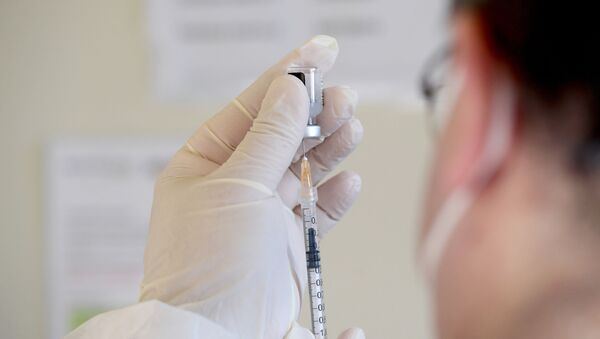 Медицинский работник готовит дозу вакцины от COVID-19 против коронавирусной болезни  - Sputnik Молдова