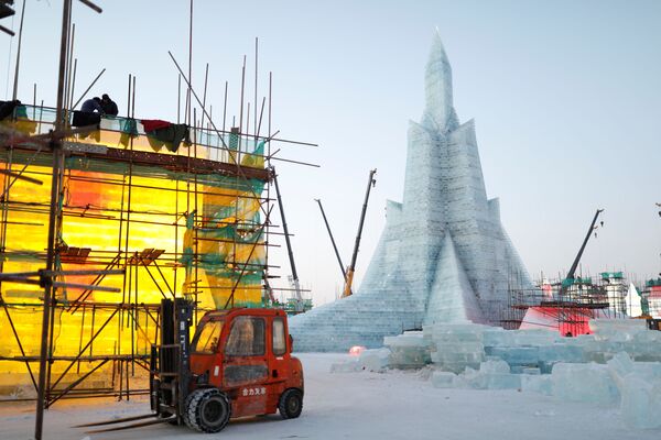 Fabricarea structurilor de gheață în Harbin - Sputnik Moldova
