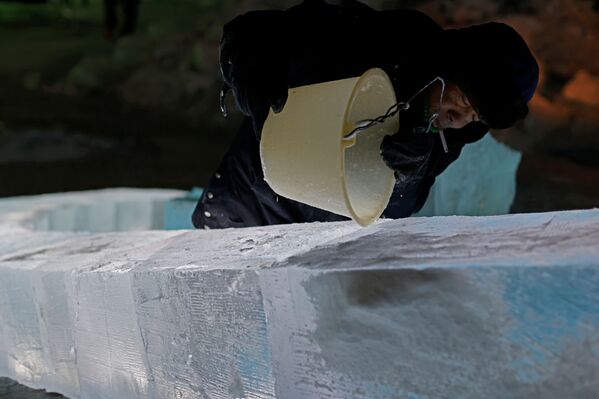 Realizarea blocurilor de gheață pentru crearea sculpturilor de gheață în Harbin - Sputnik Moldova