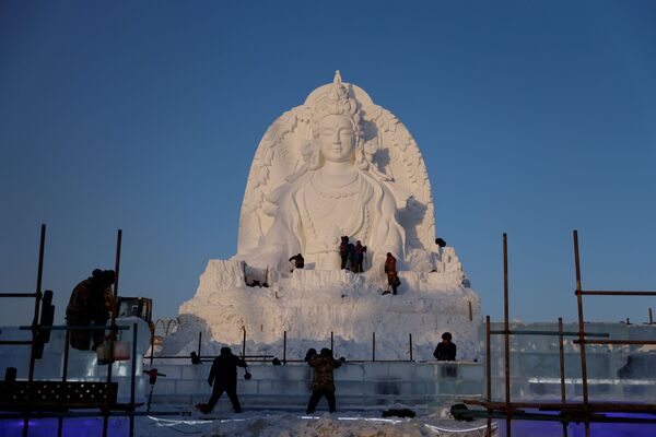 Crearea unei sculpturi de zăpadă a lui Buddha în Harbin - Sputnik Moldova
