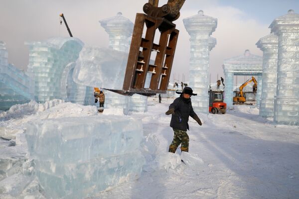 Fabricarea structurilor de gheață în Harbin - Sputnik Moldova