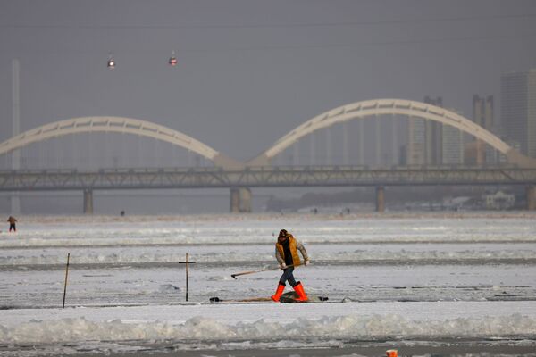Tăierea blocurilor de gheață pe un râu din Harbin - Sputnik Moldova