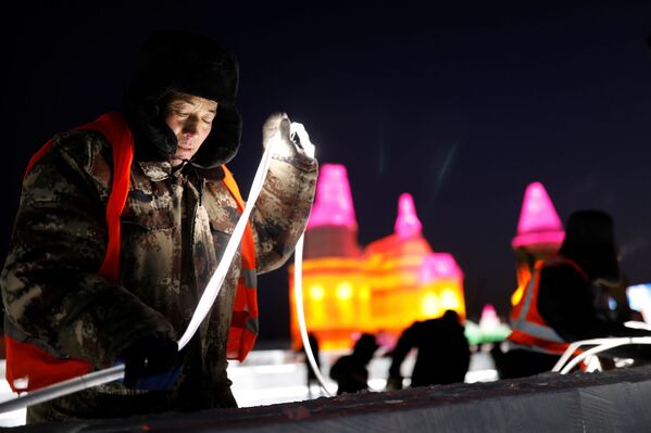 Iluminarea blocurilor de gheață din Harbin - Sputnik Moldova-România
