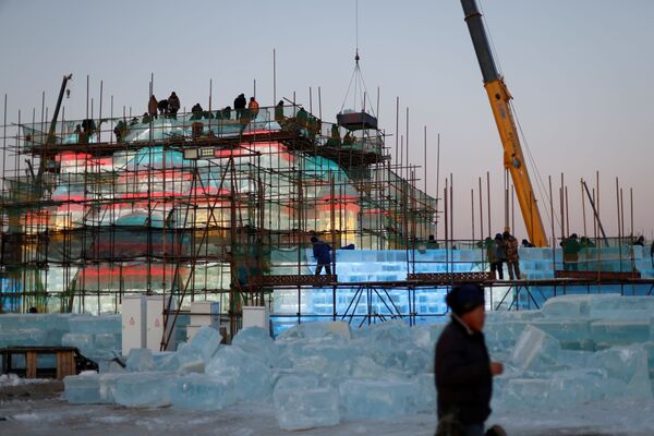 Construirea unei clădiri de gheață în Harbin - Sputnik Moldova-România