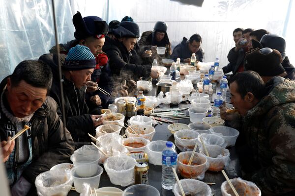Muncitori din Harbin, în timpul orei prânzului - Sputnik Moldova-România