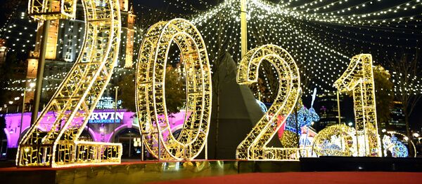 Новогодняя иллюминация на набережной Тараса Шевченко в Москве - Sputnik Молдова