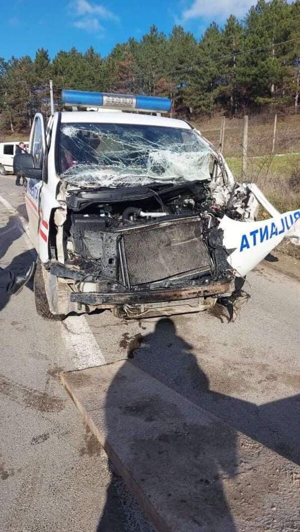Foto: O ambulanță a ajuns într-un camion - patru persoane sunt la spital Foto: O ambulanță a ajuns într-un camion - patru persoane sunt la spital - Sputnik Moldova