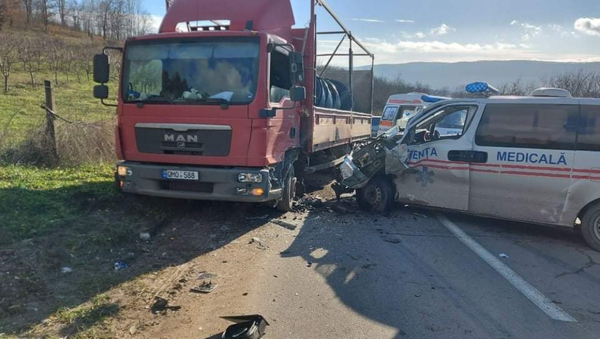  Accident grav cu implicarea unei ambulanțe - Sputnik Молдова