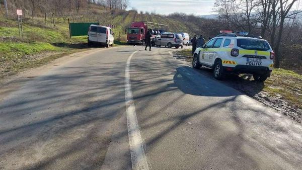 Foto: O ambulanță a ajuns într-un camion - patru persoane sunt la spital Foto: O ambulanță a ajuns într-un camion - patru persoane sunt la spital - Sputnik Moldova