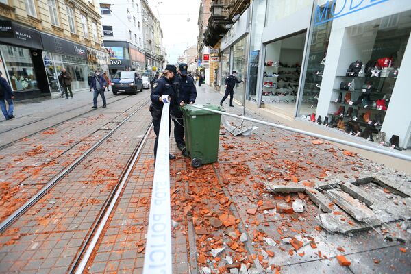 Police officers secure the area after an earthquake, in Zagreb, Croatia December 29, 2020.  - Sputnik Молдова