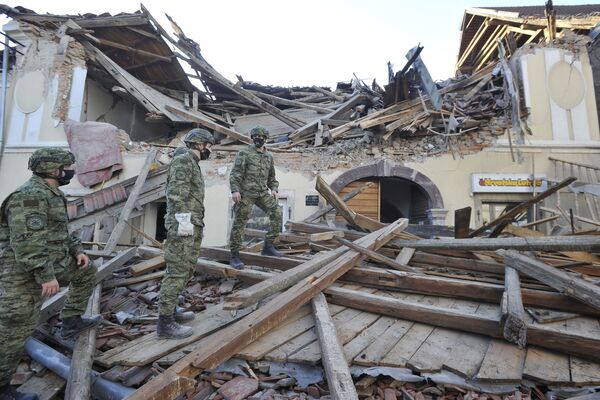 Soldiers inspect the remains of a building damaged in an earthquake, in Petrinja, Croatia, Tuesday, Dec. 29, 2020. A strong earthquake has hit central Croatia and caused major damage and at least one death in a town southeast of the capital.  - Sputnik Молдова