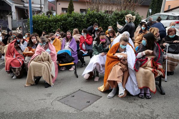 Patients and medical staff are evacuated outside the Sveti Duh Hospital after an earthquake in Zagreb, Croatia December 29, 2020. Загреб - Sputnik Молдова