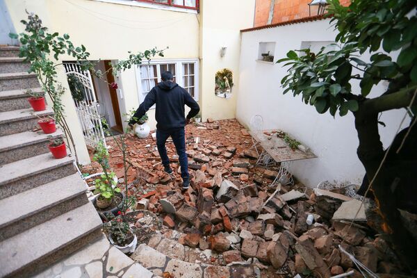 A man walks over debris after an earthquake, in Zagreb, Croatia December 29, 2020.  - Sputnik Молдова