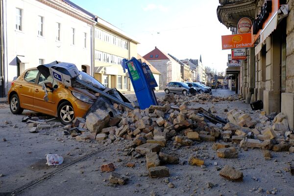 A destroyed car is seen on a street after an earthquake in Sisak, Croatia December 29, 2020.   - Sputnik Молдова