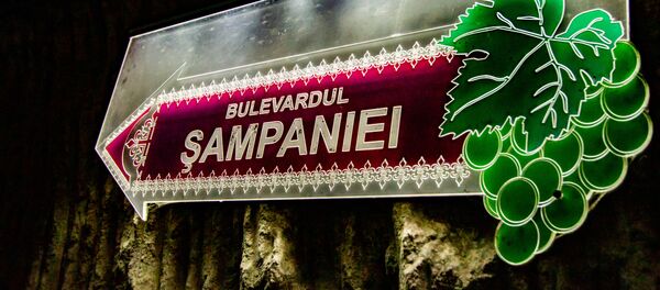 În beciurile vinăriei, la o adâncime de 90 de metri în pământ, pe Bulevardul Șampaniei, se produce vinul spumant.
În beciurile vinăriei, la o adâncime de 90 de metri în pământ, pe Bulevardul Șampaniei, se produce vinul spumant.
- Sputnik Moldova-România