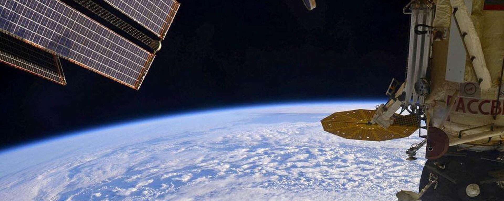Международная космическая станция пролетает над циклоном - Sputnik Moldova-România, 1920, 16.12.2021