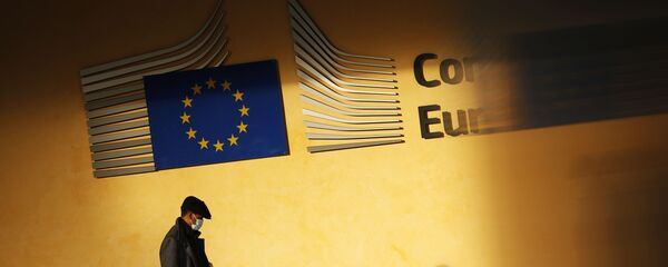 Тень человека падает на фасад штаб-квартиры ЕС в Брюсселе - Sputnik Moldova