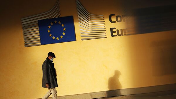 Тень человека падает на фасад штаб-квартиры ЕС в Брюсселе - Sputnik Moldova-România