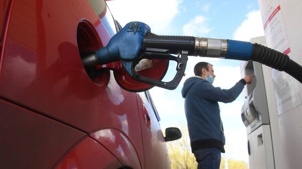 Мужчина оплачивает автомобильное топливо на одной из автозаправочных станций - Sputnik Moldova-România