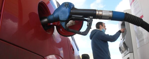 Mașina se alimentează la pompă  - Sputnik Moldova