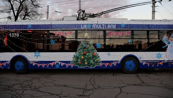 Новый год рядом: праздничные троллейбусы радуют кишиневцев - Sputnik Молдова