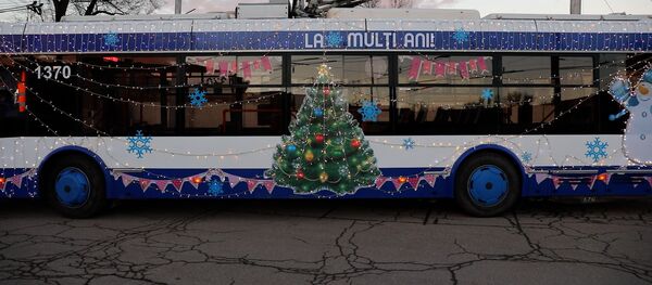 Новый год рядом: праздничные троллейбусы радуют кишиневцев - Sputnik Молдова