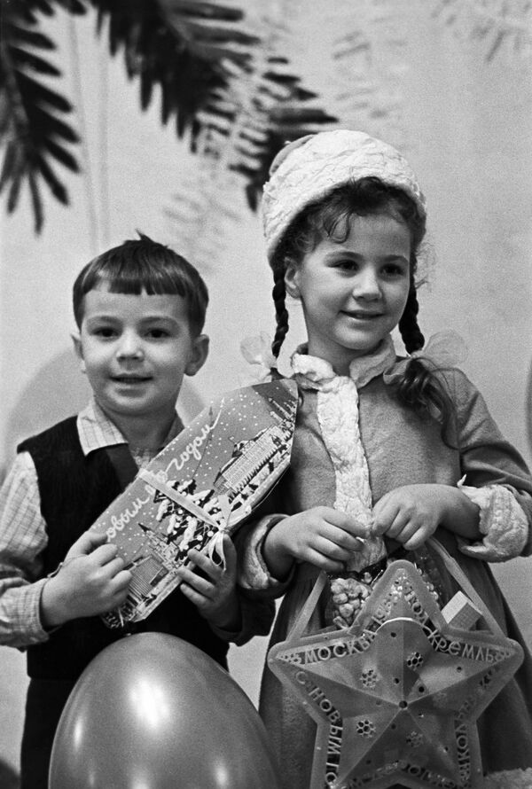 Copii cu cadouri și Moș Crăciun. Anul 1965.  - Sputnik Moldova