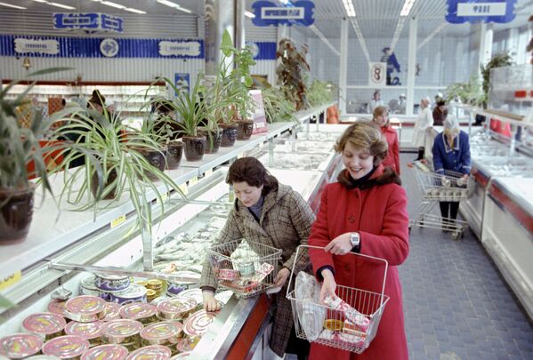 Cumpărători la magazinul specializat „Ocean” de pe bulevardul Păcii din Moscova.
Anul 1979.  - Sputnik Moldova