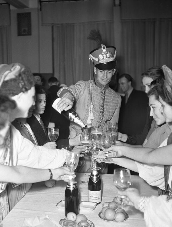 Petrecere studențească de Anul Nou la Palatul Kremlin. Un pahar de șampanie pentru Anul Nou. Anul 1956.  - Sputnik Moldova