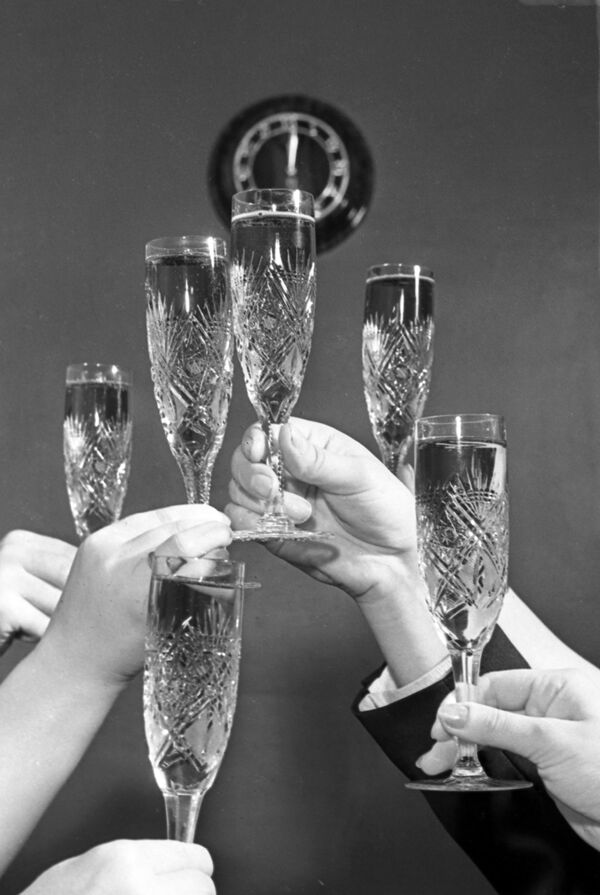 Întâmpinarea Anului Nou. Pahare cu șampanie. Anul 1961.  - Sputnik Moldova