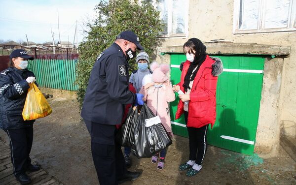 Настоящий праздник. Многодетные семьи из Гагаузии получили от полицейских новогодние подарки. - Sputnik Молдова