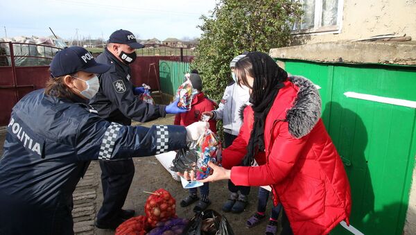 Настоящий праздник. Многодетные семьи из Гагаузии получили от полицейских новогодние подарки - Sputnik Молдова