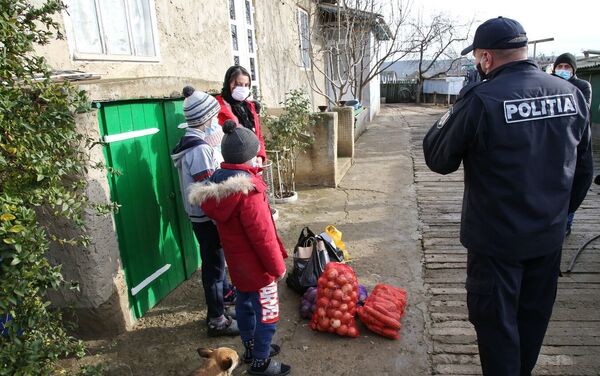 Настоящий праздник. Многодетные семьи из Гагаузии получили от полицейских новогодние подарки. - Sputnik Молдова