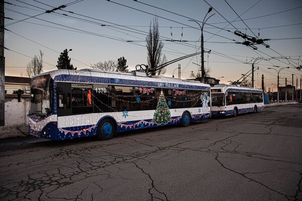 Новогодние троллейбусы - Sputnik Moldova