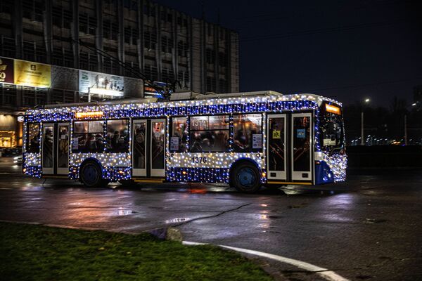 Новогодние троллейбусы - Sputnik Молдова