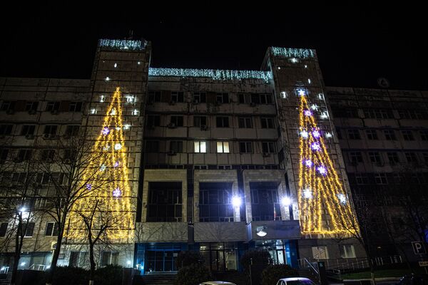 Эти елки высвечены на здании главного поставщика воды в Кишиневе. - Sputnik Молдова