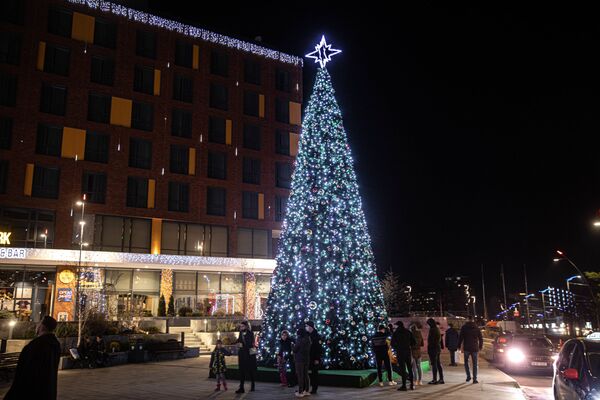 Ну как не порадоваться празднику у такой красивой елки, особенно после такого сложного года?! - Sputnik Молдова