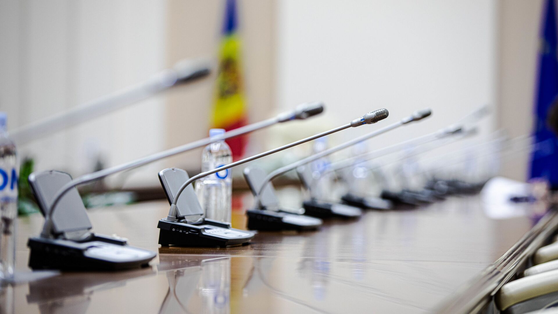 Рабочий стол в зале заседаний правительства - Sputnik Молдова, 1920, 08.07.2022