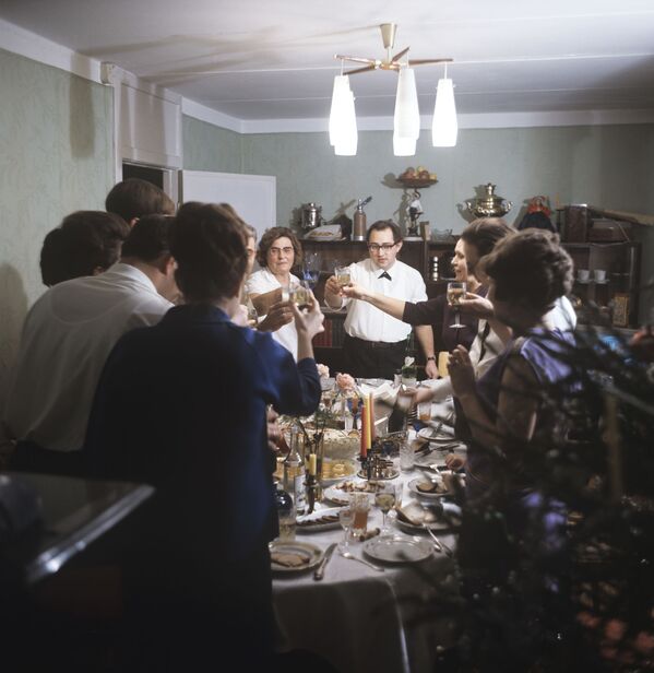 La masa de sărbătoare. Anul 1971.  - Sputnik Moldova-România