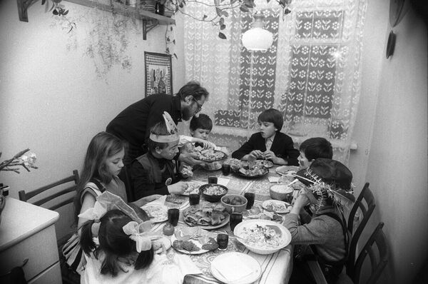 Seara de Revelion într-o familie din Moscova. Anul 1987.  - Sputnik Moldova-România
