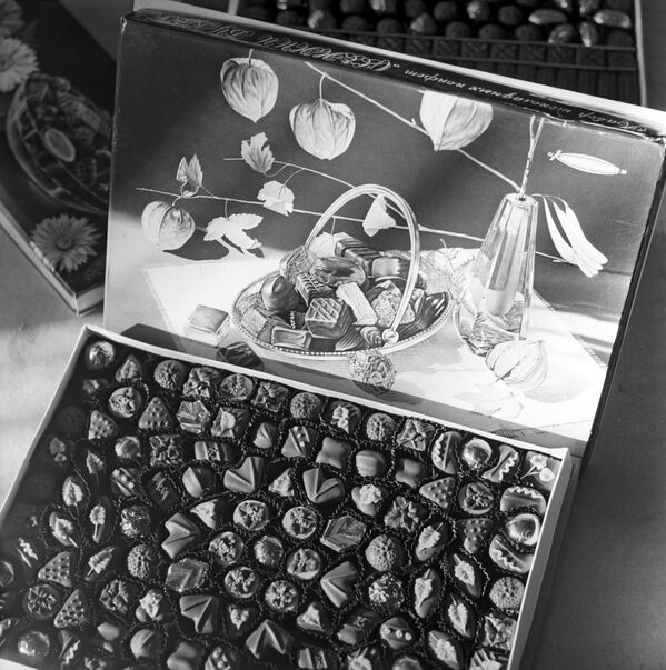Cutie de ciocolată „Buchet de toamnă” - produse ale fabricii de cofetărie din Minsk „Kommunar”. Anul 1974.  - Sputnik Moldova-România