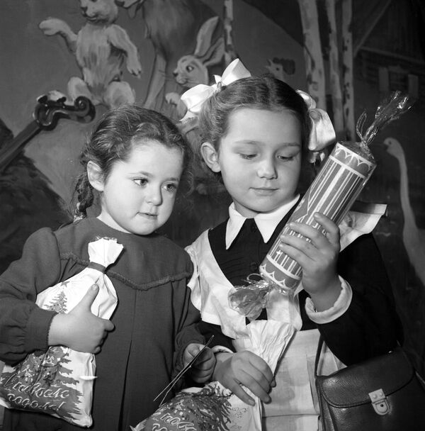 Întâlnirea Anului Nou. Copii cu cadouri de Anul Nou de la Moș Crăciun și Alba ca Zăpada. Anul1954.  - Sputnik Moldova-România