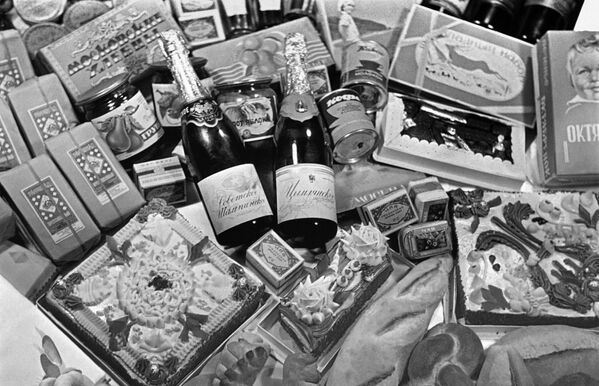 Seturi festive pentru masa de Anul Nou în magazinul „Eliseevskii”. Moscova, 1954. - Sputnik Moldova-România