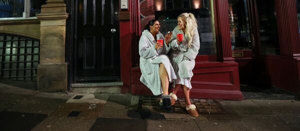 Девушки отмечают Новый год в Великобритании  - Sputnik Молдова