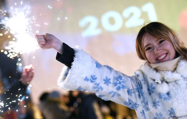 Девушка во время встречи Нового 2021 года на катке Черное озеро в Казани - Sputnik Молдова