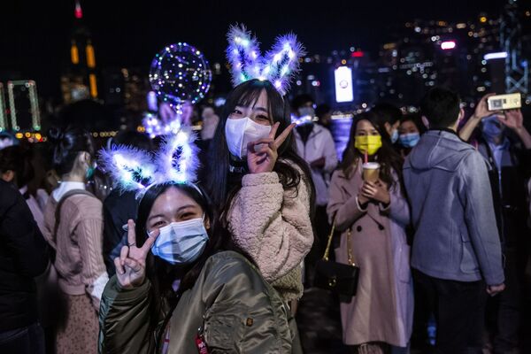 Люди отмечают Новы год в Гонконге.  - Sputnik Молдова