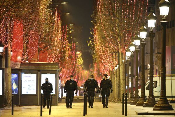 Полицейские на улицах Парижа во время празднования Нового года. - Sputnik Молдова
