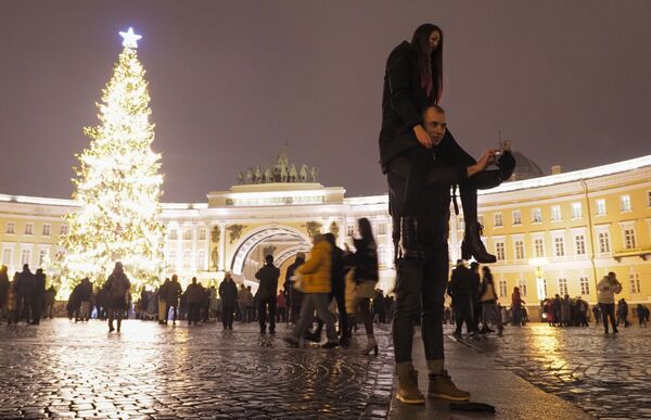 Фотографирование в Санкт-Петербурге во время празднования Нового года.  - Sputnik Молдова