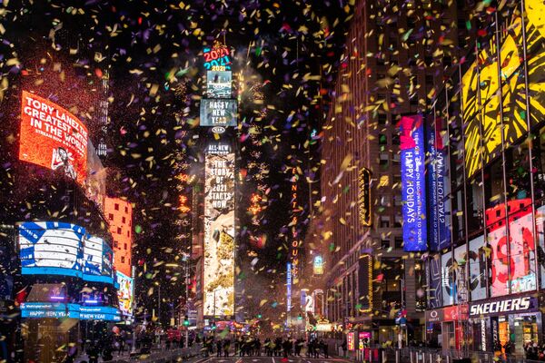 Конфетти на Тайм-сквер в Нью-Йорке во время празднования Нового года - Sputnik Молдова