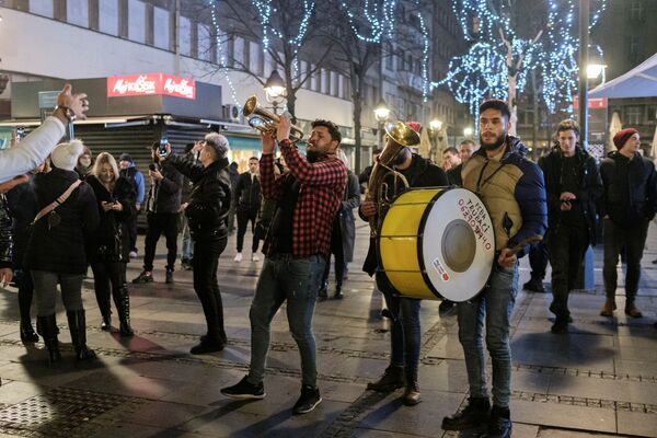 Люди поют и танцуют во время празднования Нового года в Белграде  - Sputnik Молдова